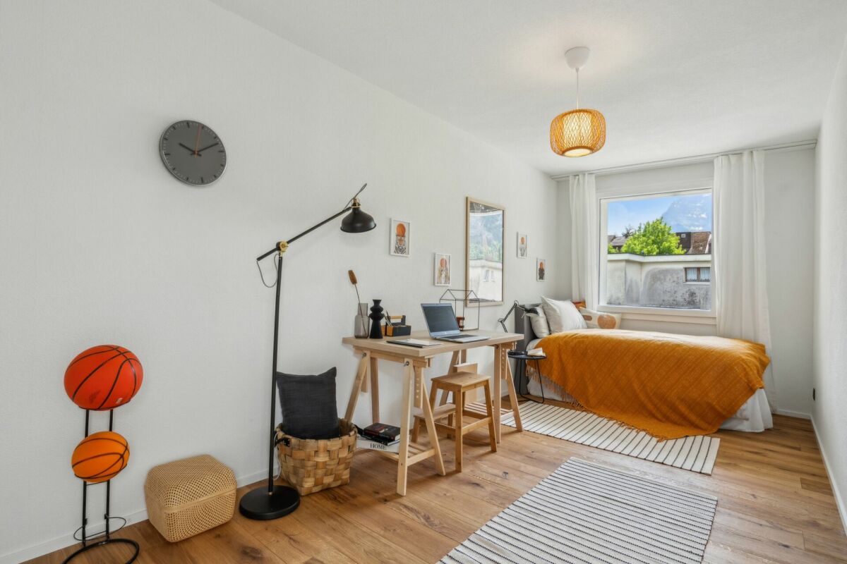 Helles, minimalistisch eingerichtetes Schlafzimmer