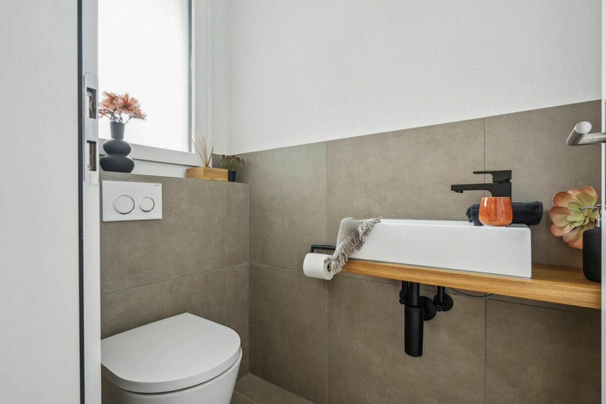 Modernes Gäste-WC mit Naturtönen