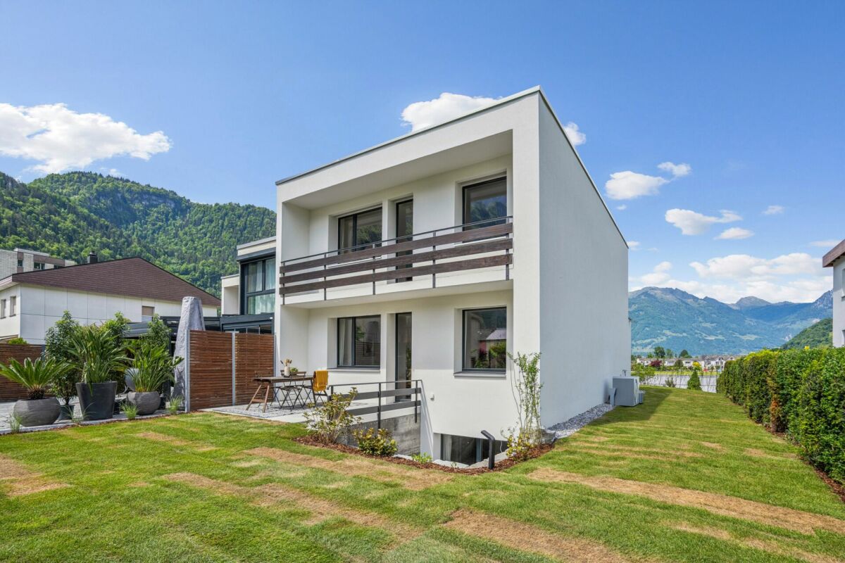 Modernes Einfamilienhaus mit Garten und Bergblick