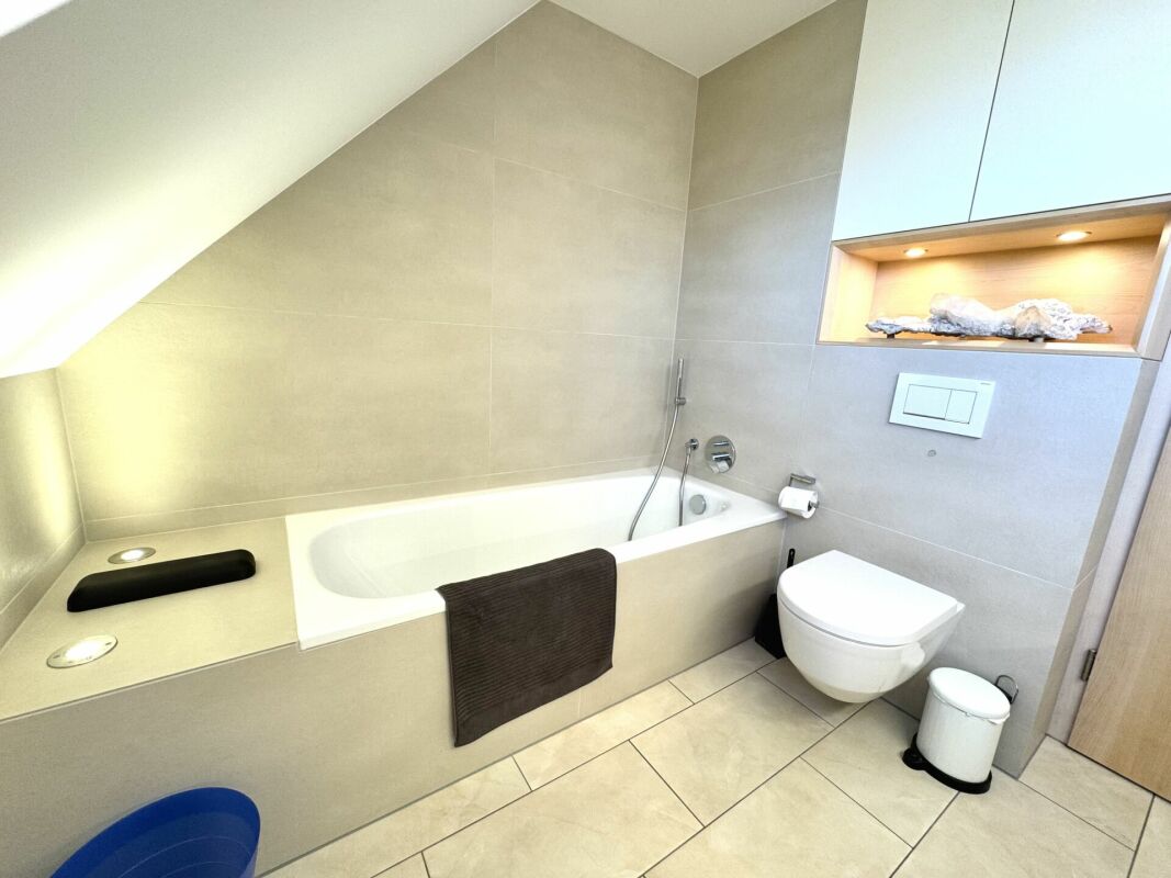 Modernes Badezimmer unter einer Dachschräge