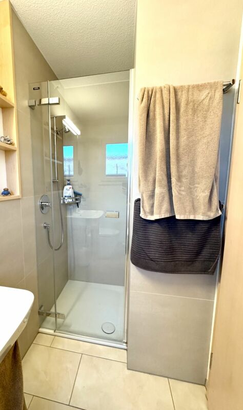 Modernes Bad mit begehbarer Dusche