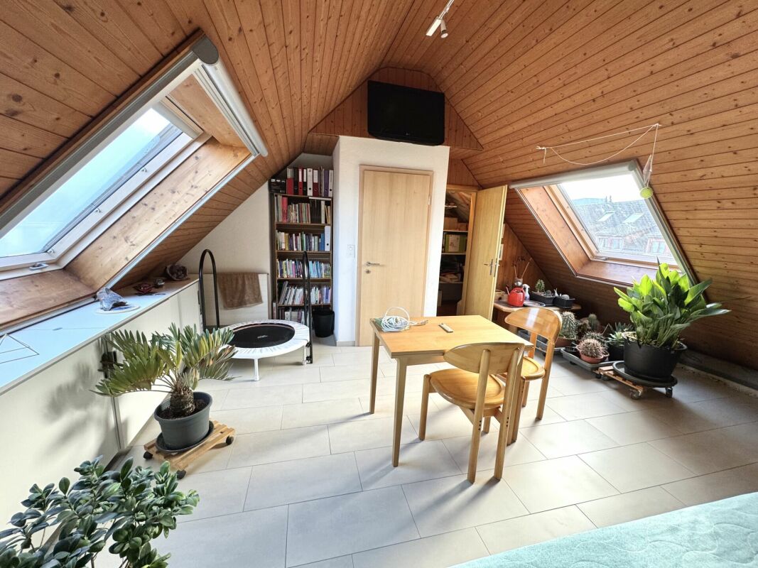 Dachzimmer mit Sitzbereich