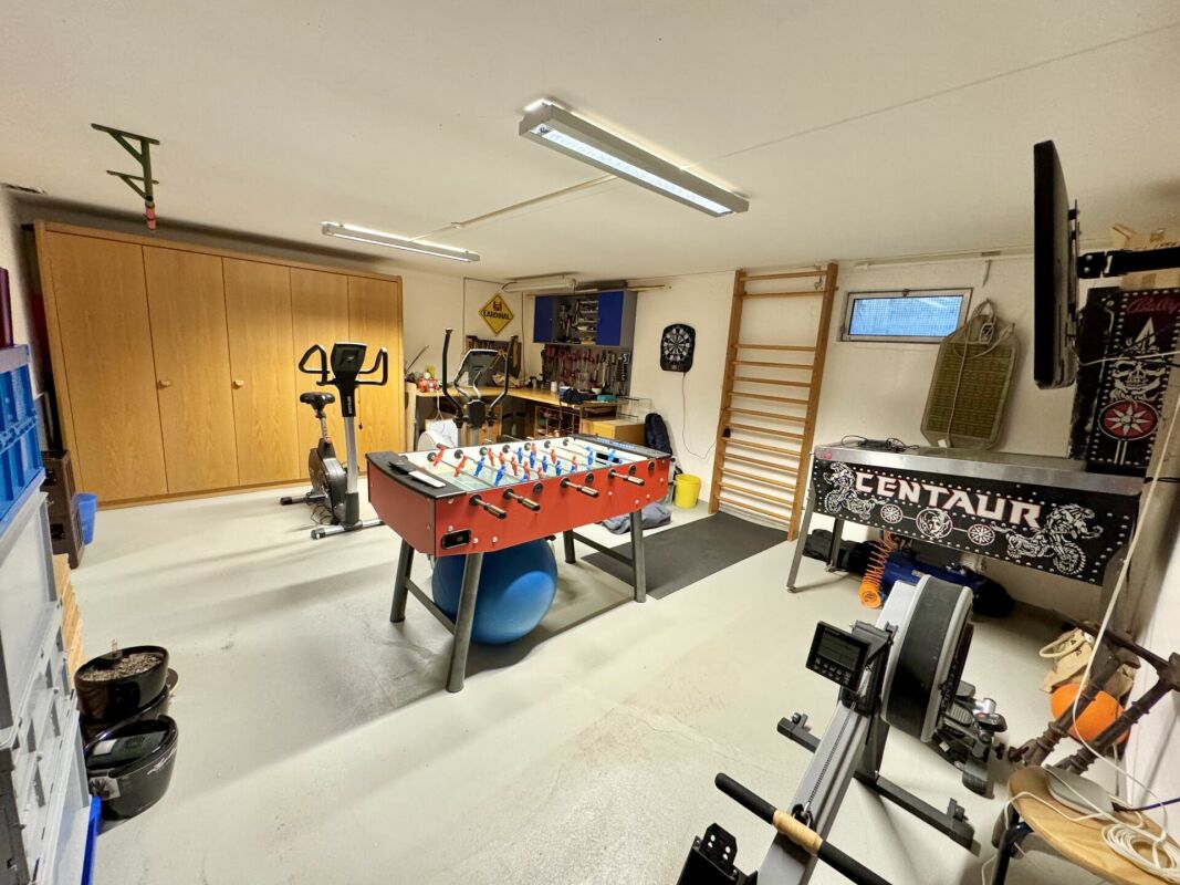 Garagenraum mit Fitness- und Freizeitbereich