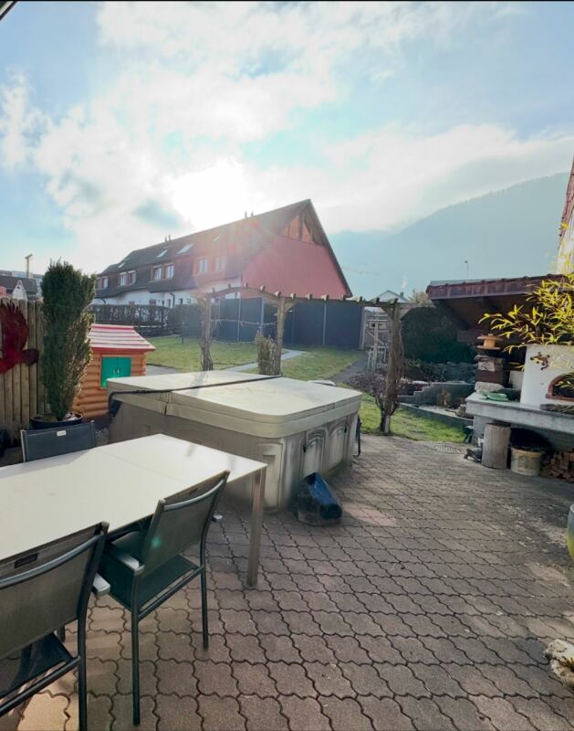 Garten mit Terrasse und Whirlpool