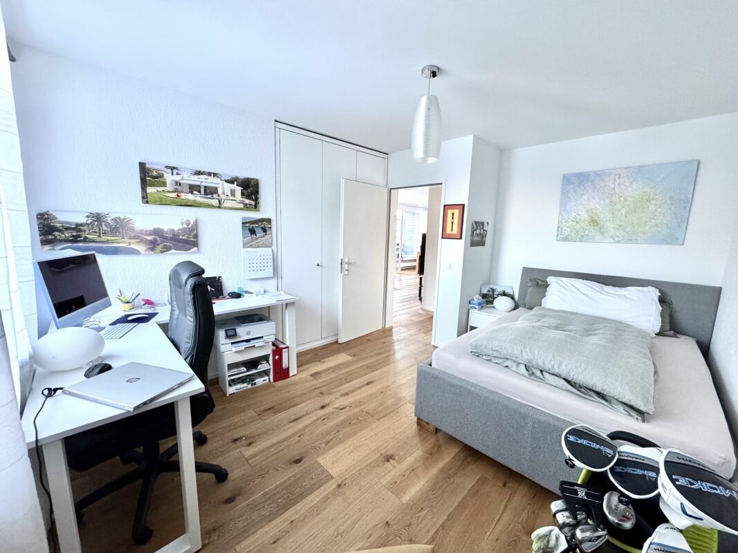 Schlafzimmer mit Arbeitsplatz