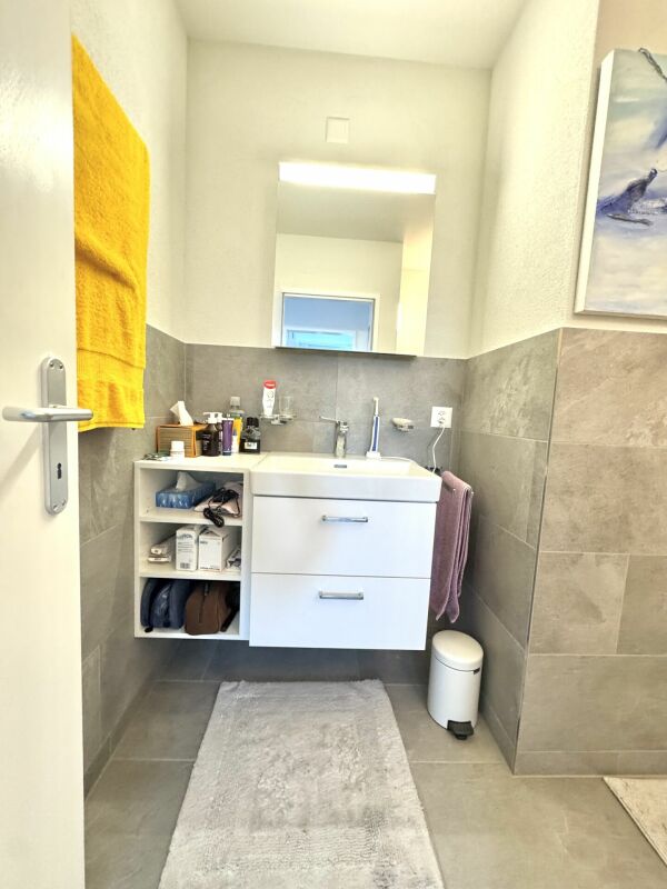 Modernes Badezimmer mit Waschtisch und Spiegel