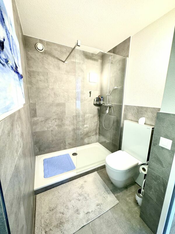 Modernes Badezimmer mit begehbarer Dusche und WC