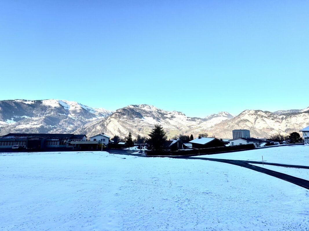 Verschneite Berglandschaft mit Häusern