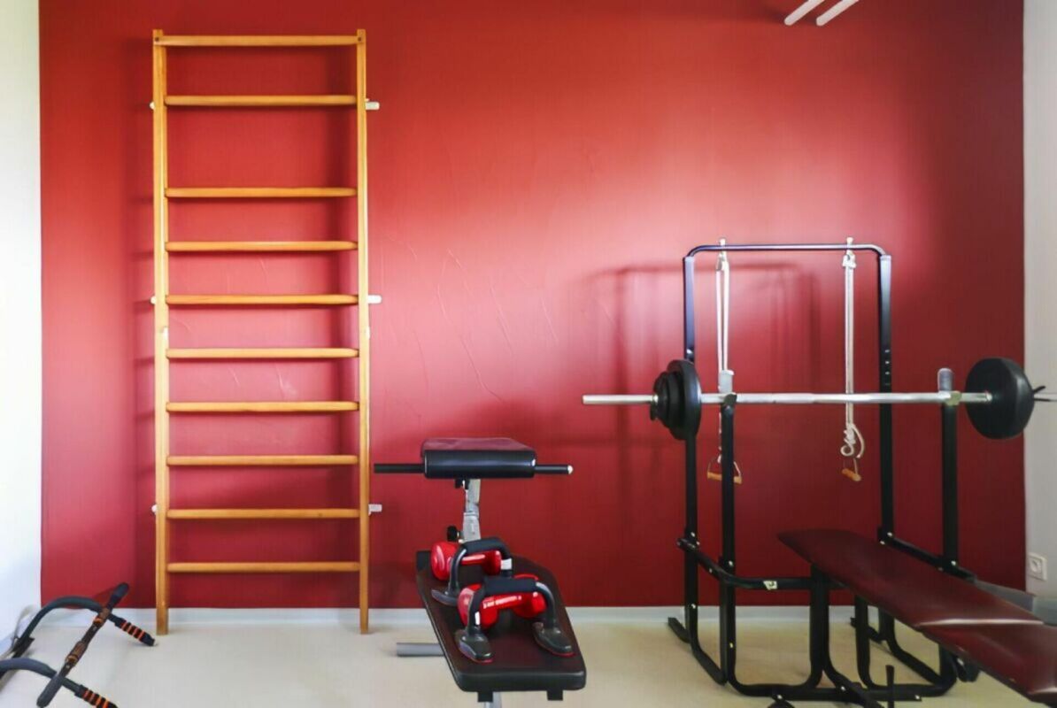 Heimischer Fitnessraum mit Trainingsgeräten