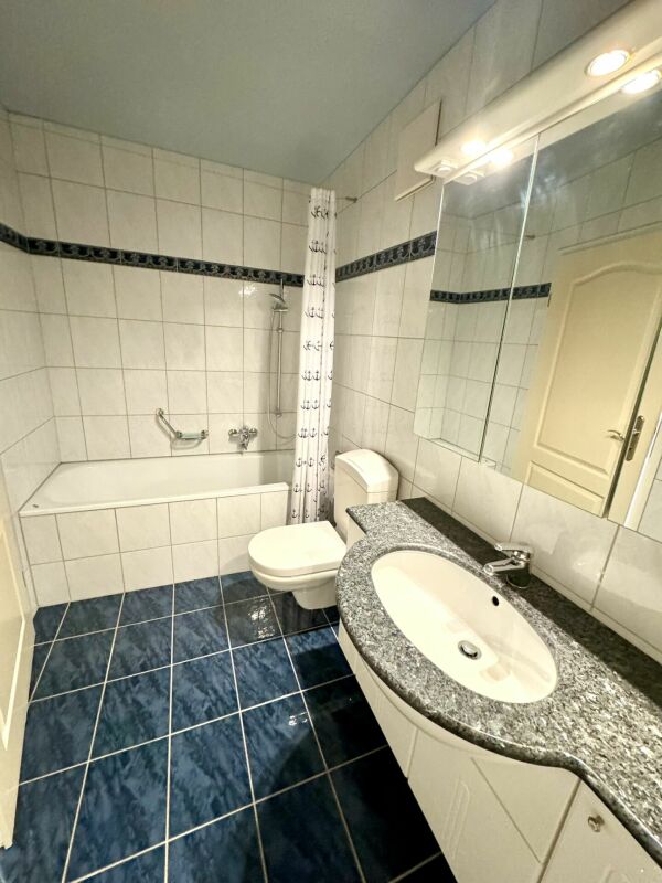 Badezimmer mit Badewanne und Waschtisch