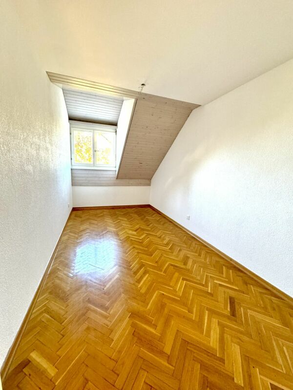 Dachzimmer mit Holzparkett