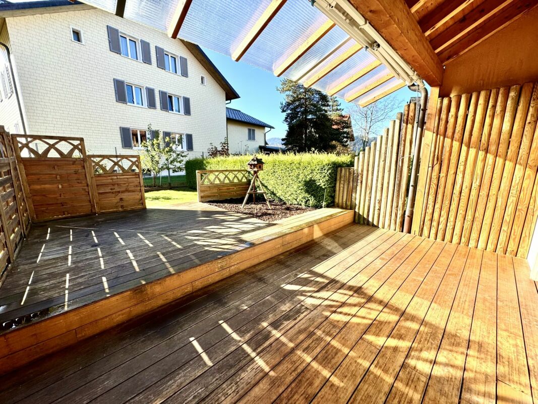 Terrasse mit Holzdecks und Gartenblick