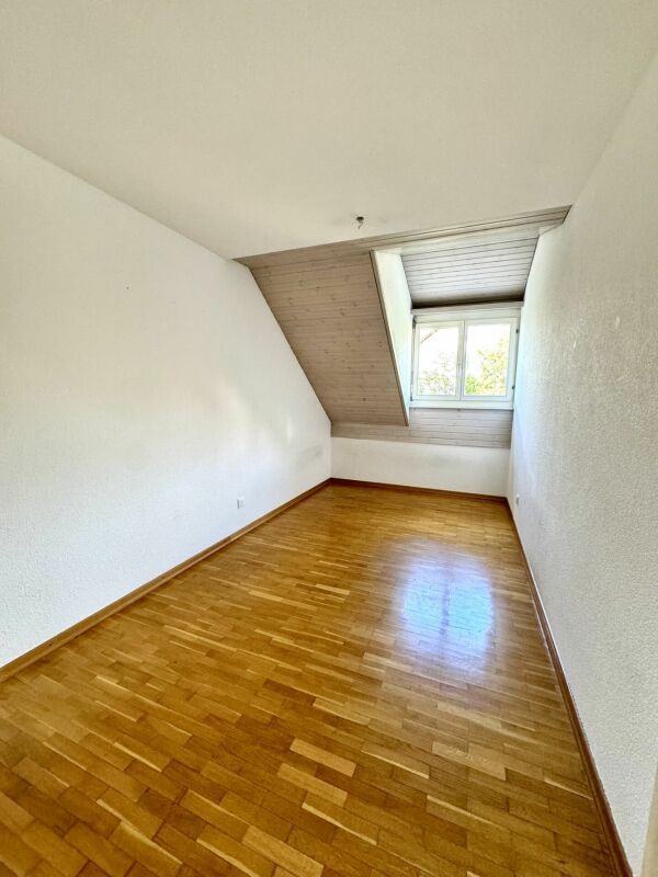 Leerer Dachraum mit Fenster