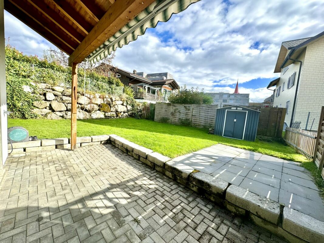 Garten mit Terrasse und Schuppen