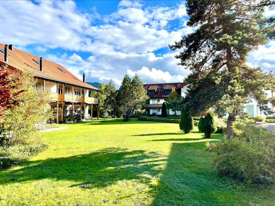 Großer grüner Garten mit Wohnhäusern