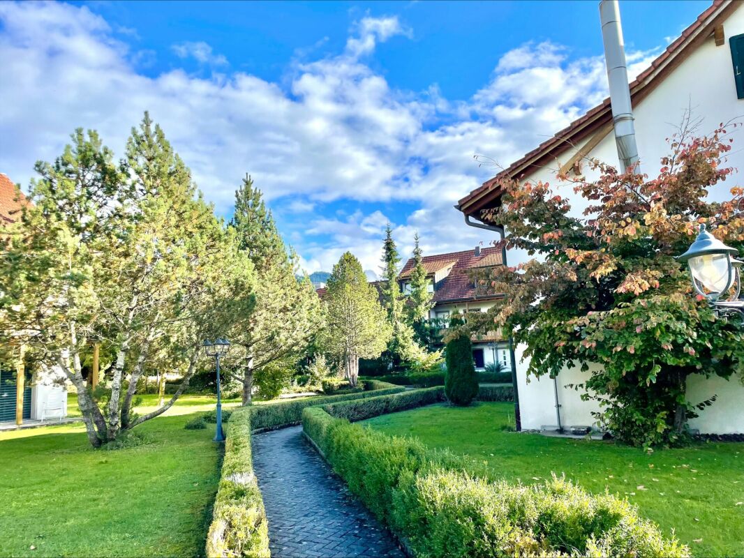 Gepflegter Garten mit Wohnhäusern