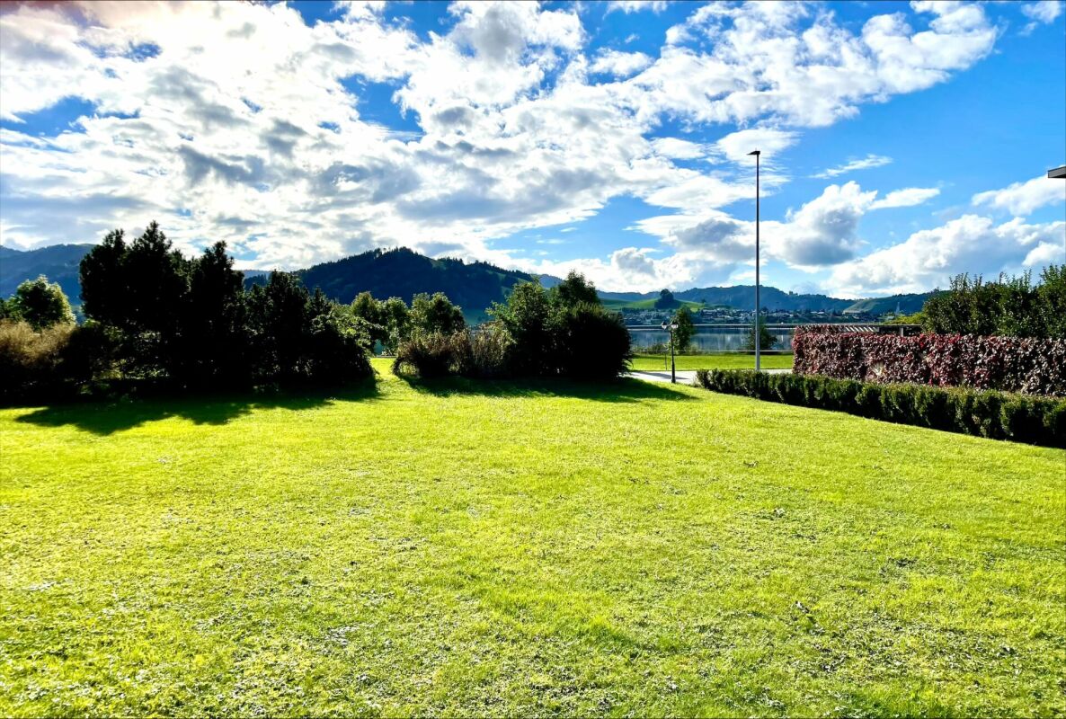 Garten mit Berg- und Seeblick