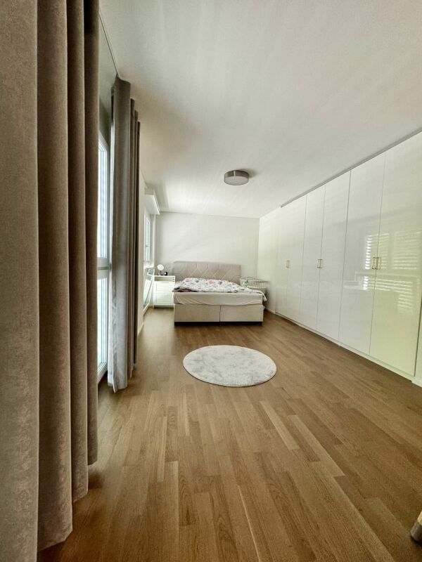 Helles Schlafzimmer mit Einbauschränken