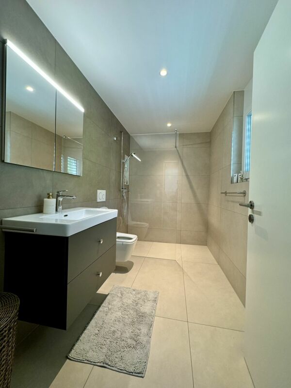 Modernes Badezimmer mit bodengleicher Dusche