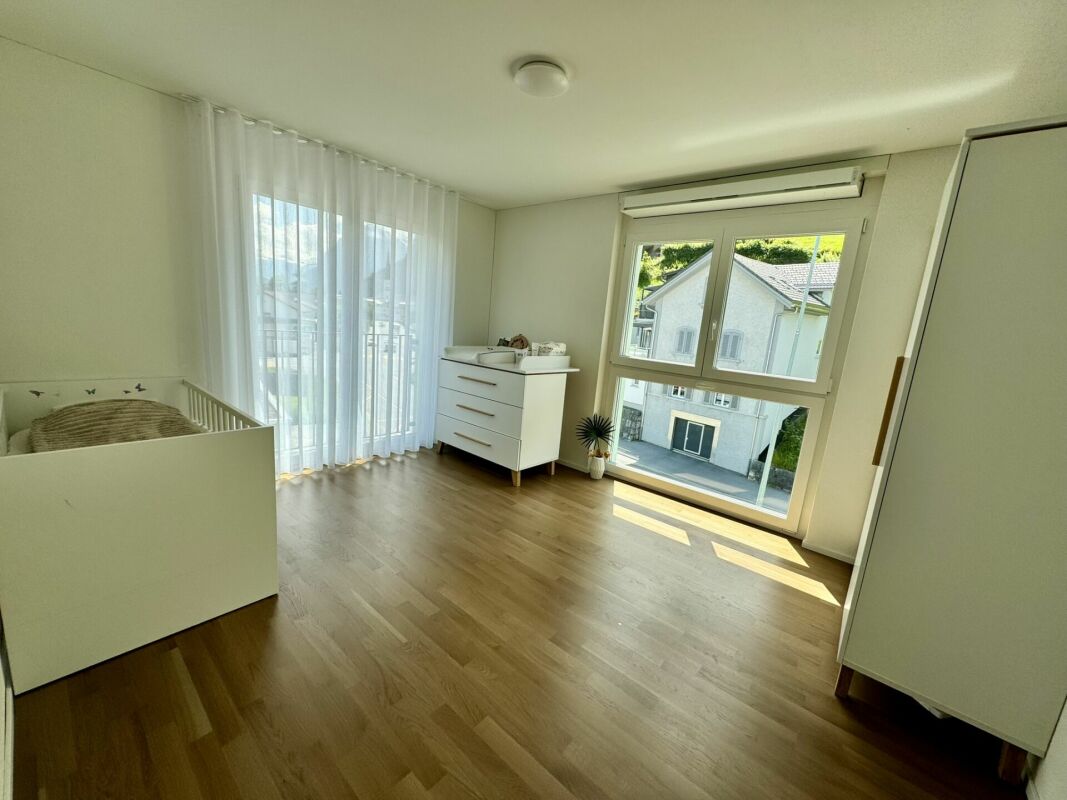 Helles Kinderzimmer mit großen Fenstern