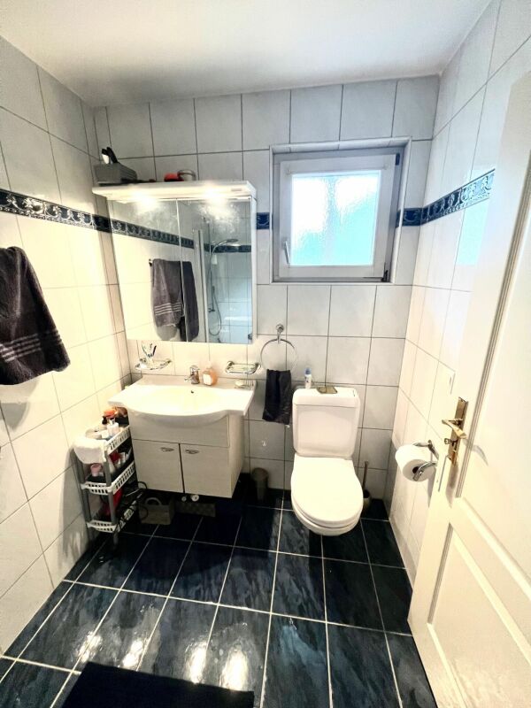 Kleines innenliegendes Badezimmer mit WC und Waschbecken