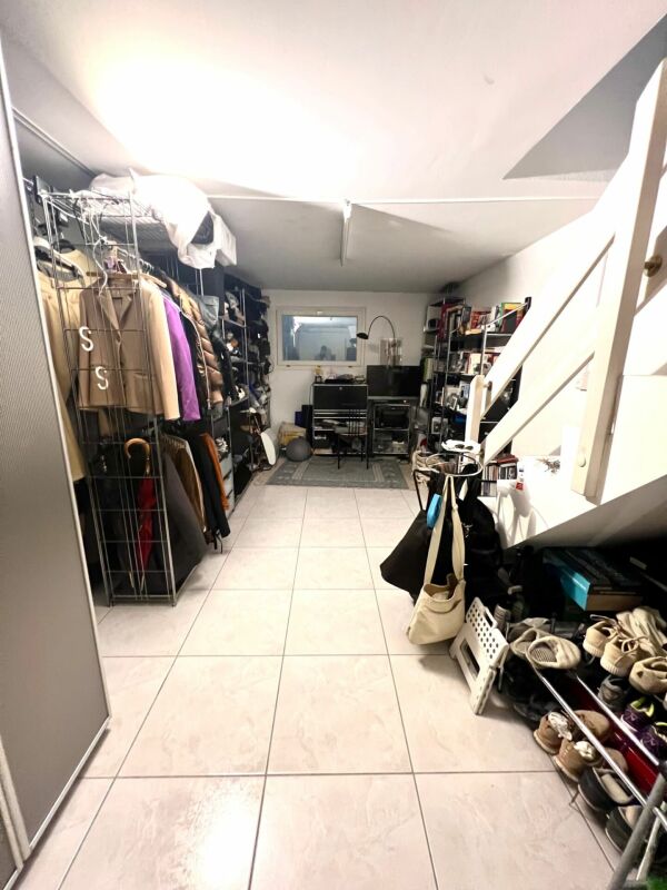 Begehbarer Kleiderschrank im Keller