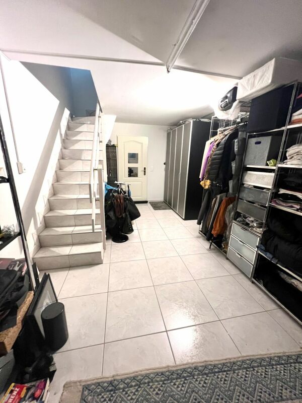 Eingangsbereich mit Treppe und Kleideraufbewahrung