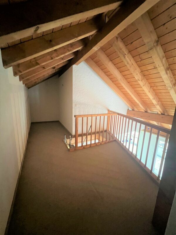 Dachboden mit Holzdachstuhl und Galerie
