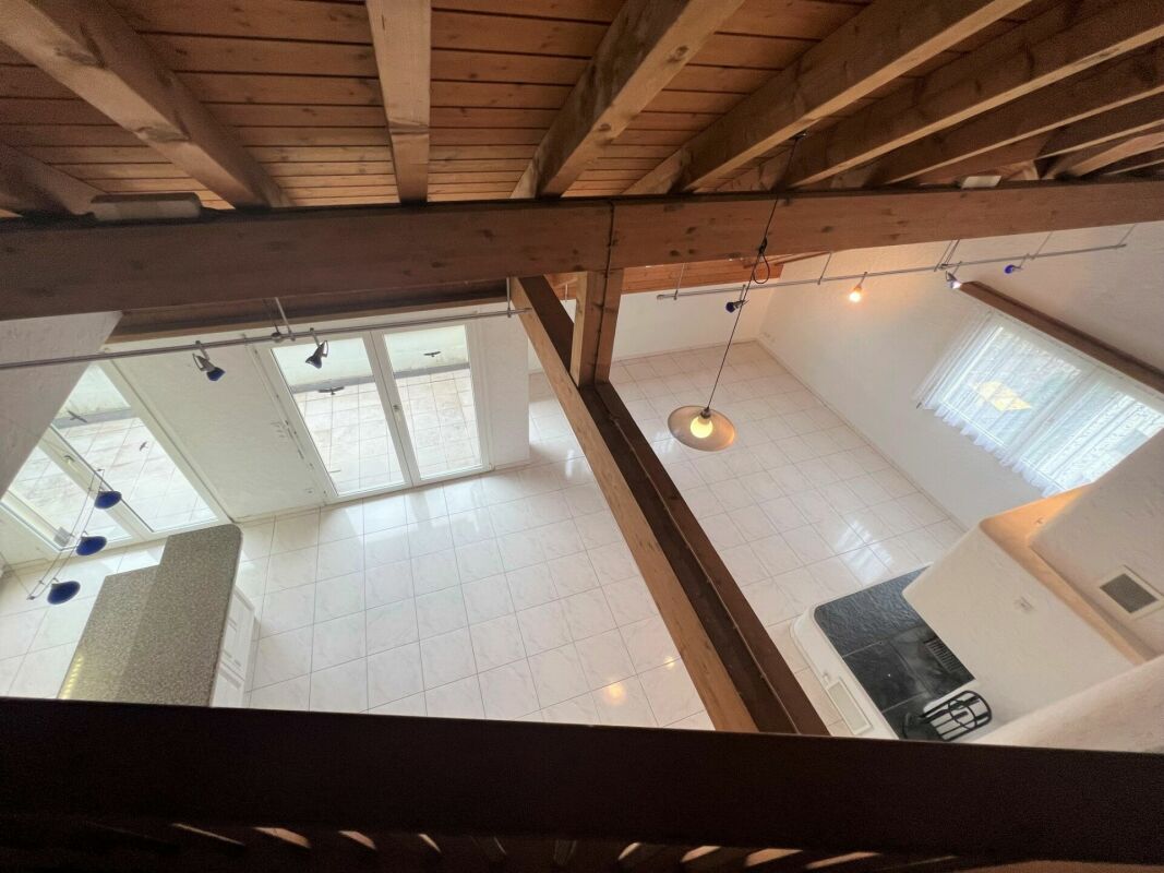 Offener Wohnraum mit Sicht auf Galerie und Terrasse