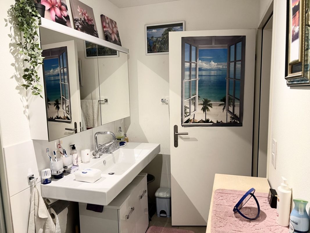 Kleines Badezimmer mit Waschbecken und Tür