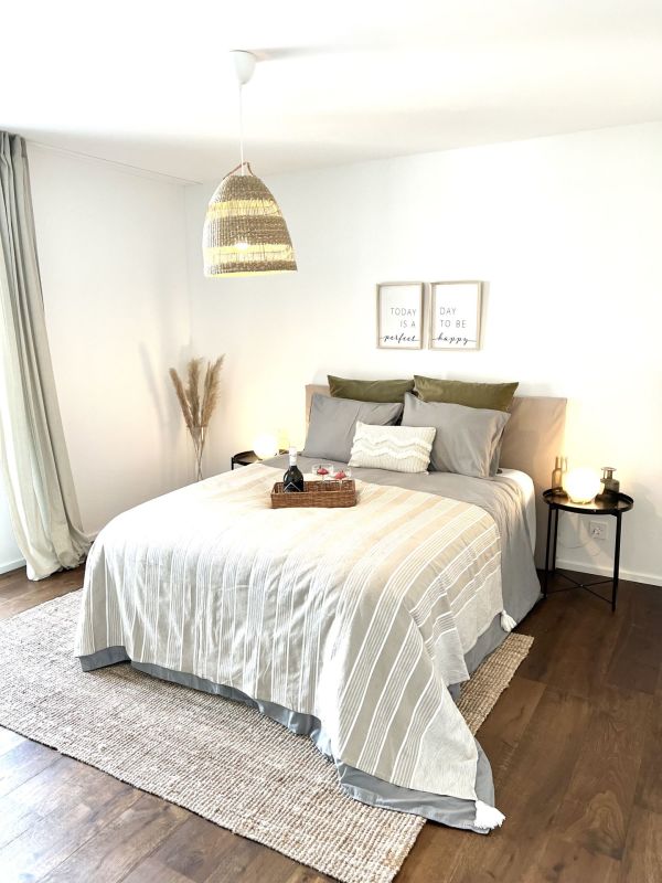 Helles Schlafzimmer mit skandinavischer Dekoration