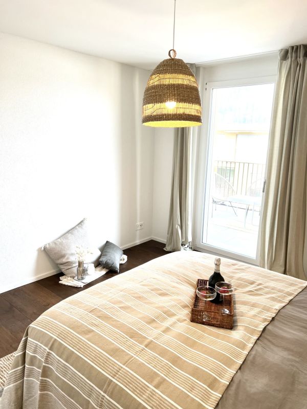 Gemütliches Schlafzimmer mit Balkonzugang