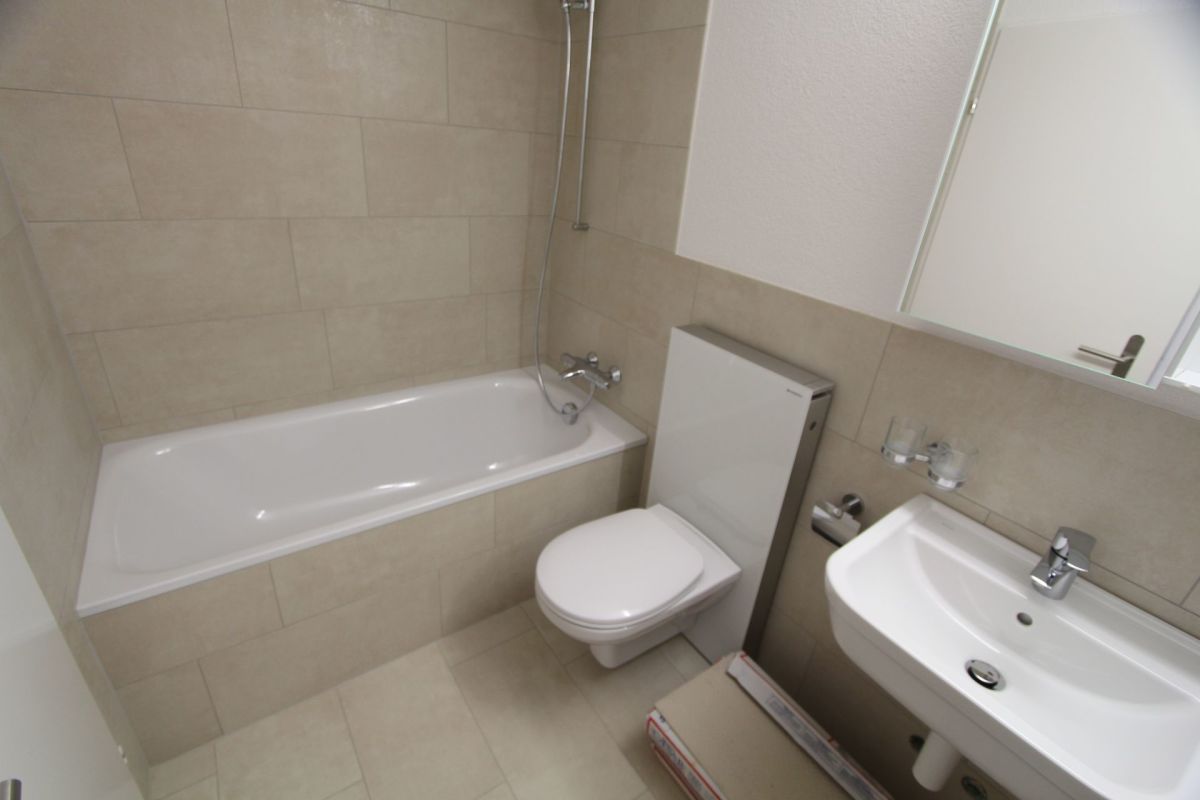 Badezimmer mit Badewanne, WC und Waschbecken