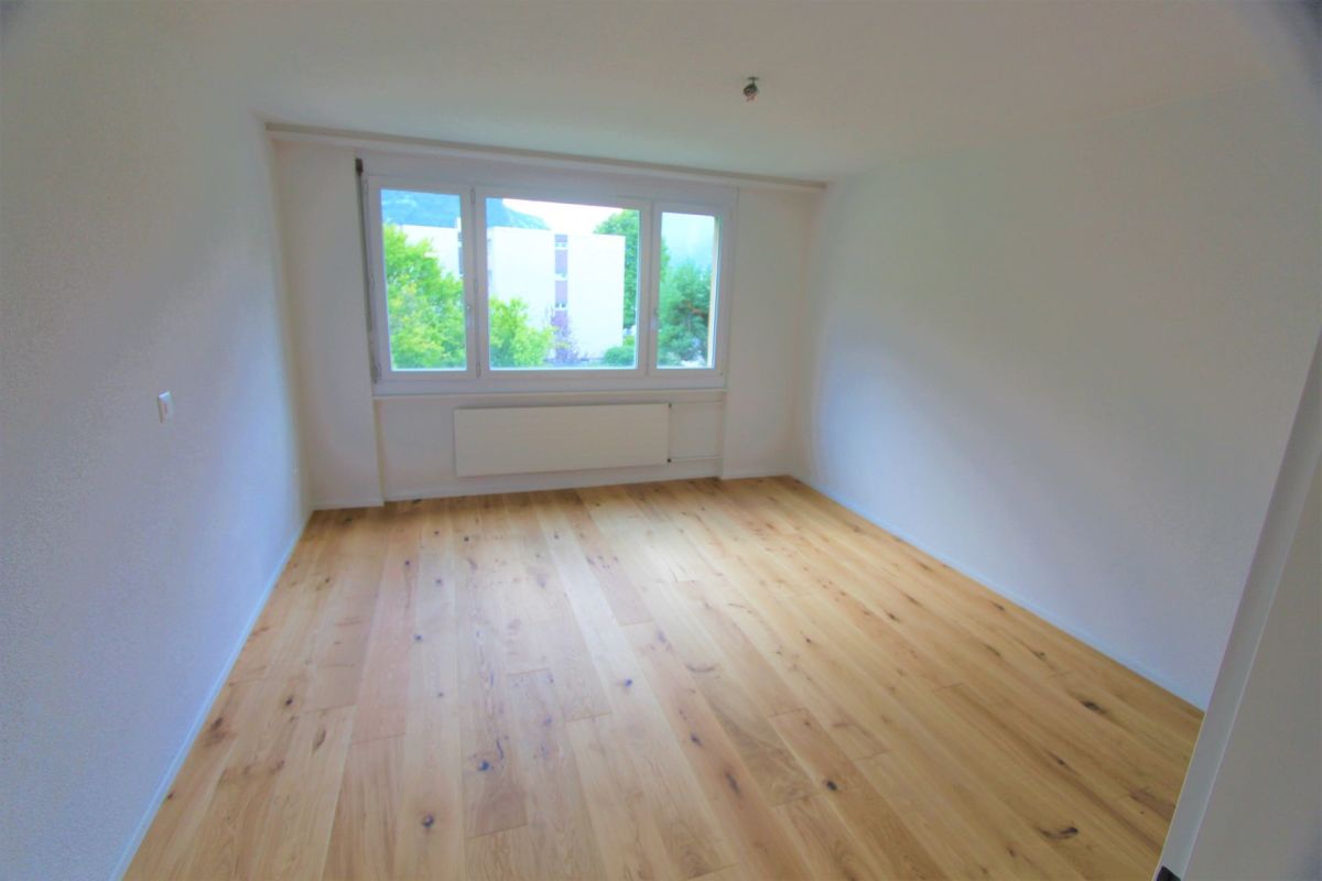 Leerer heller Raum mit Holzboden
