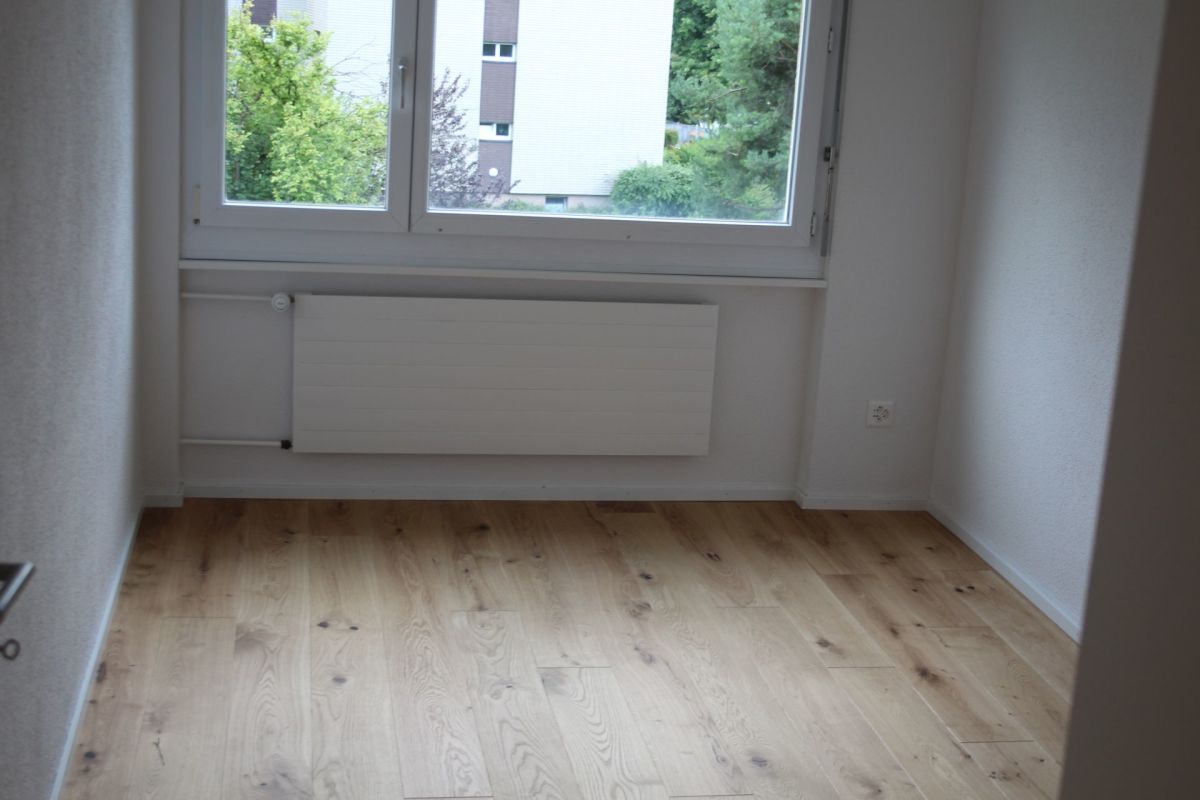 Leerer heller Raum mit Fenster
