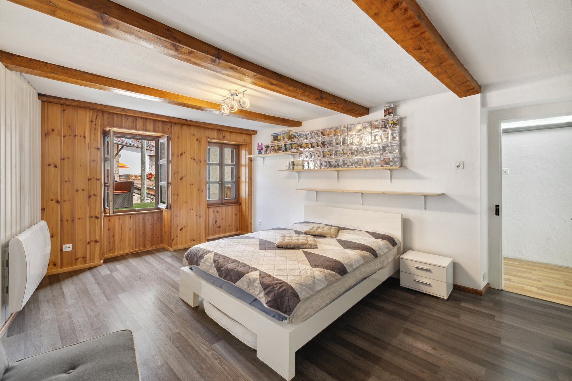 Schlafzimmer mit Holzvertäfelung und sichtbaren Balken