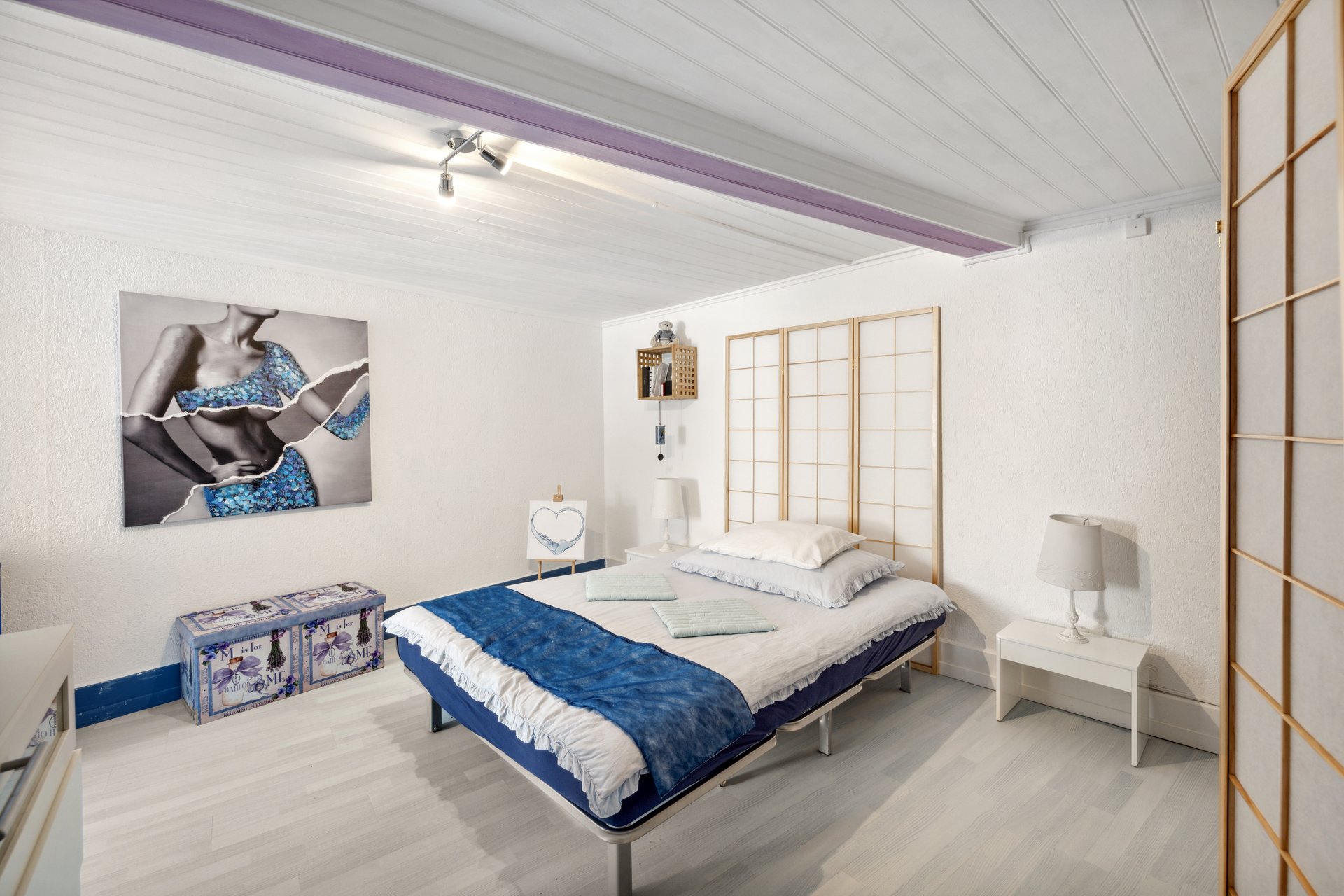 Helles Schlafzimmer mit asiatisch inspirierten Raumteilern