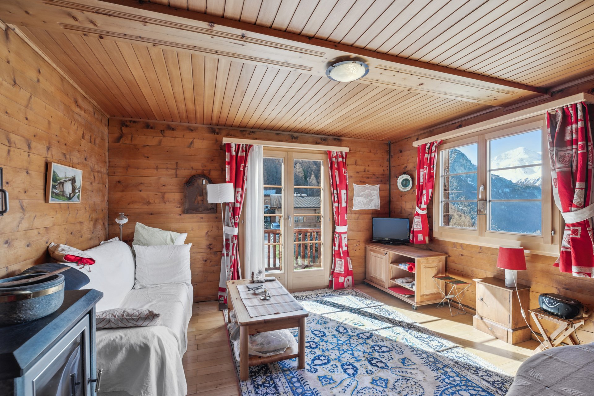 Gemütliches alpines Wohnzimmer mit Bergblick