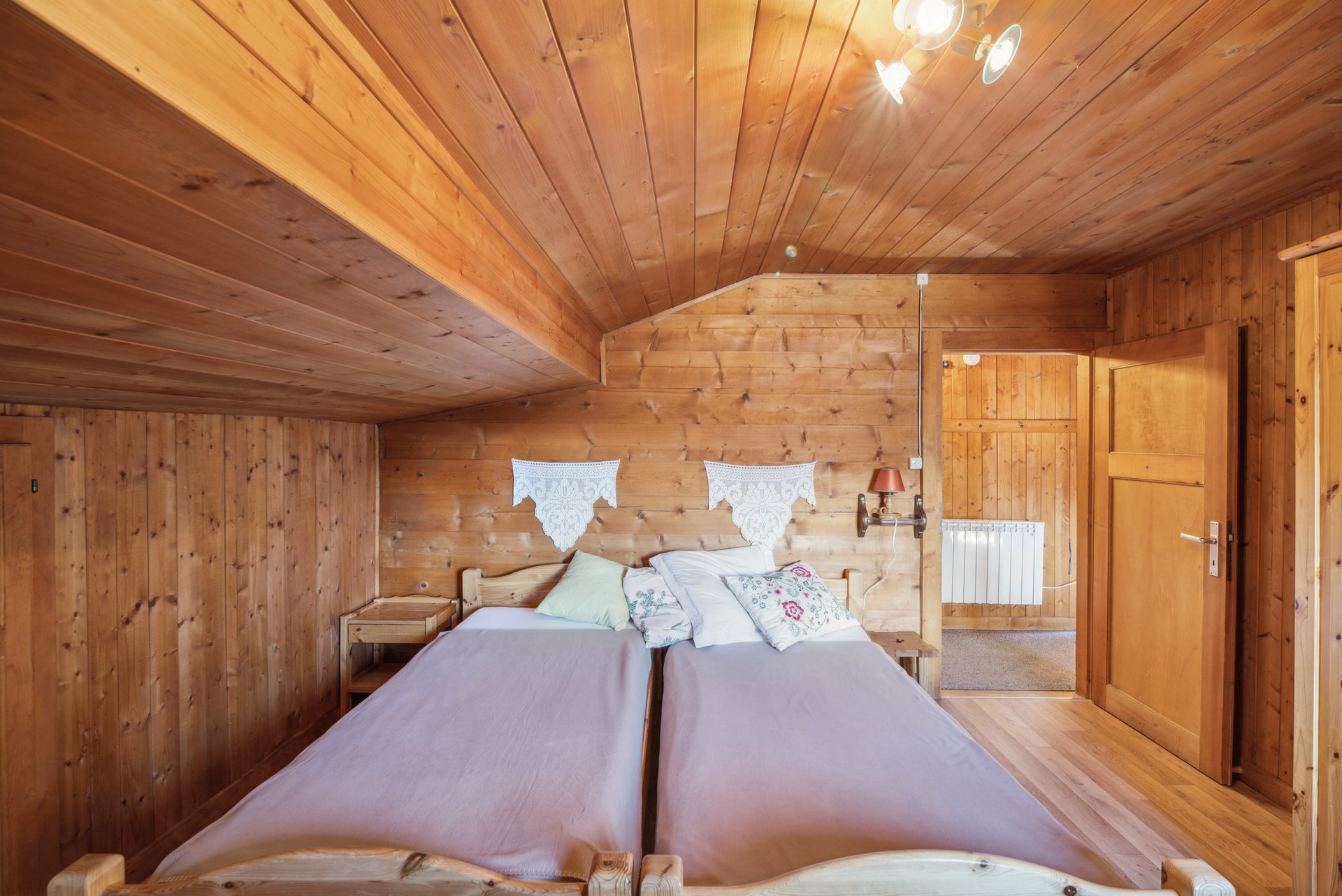 Rustikales Holzschlafzimmer