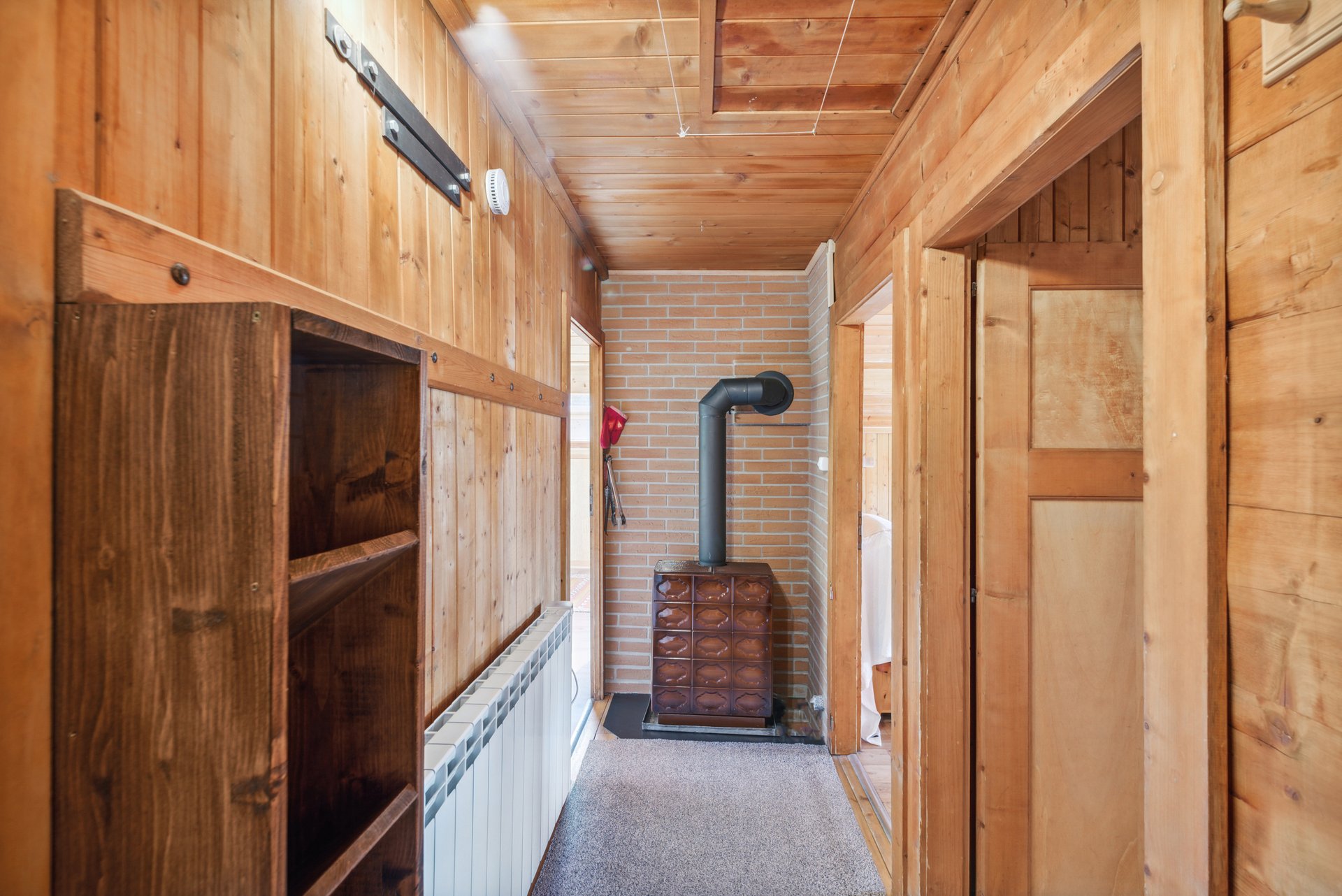 Holzverkleideter Flur mit Kaminofen