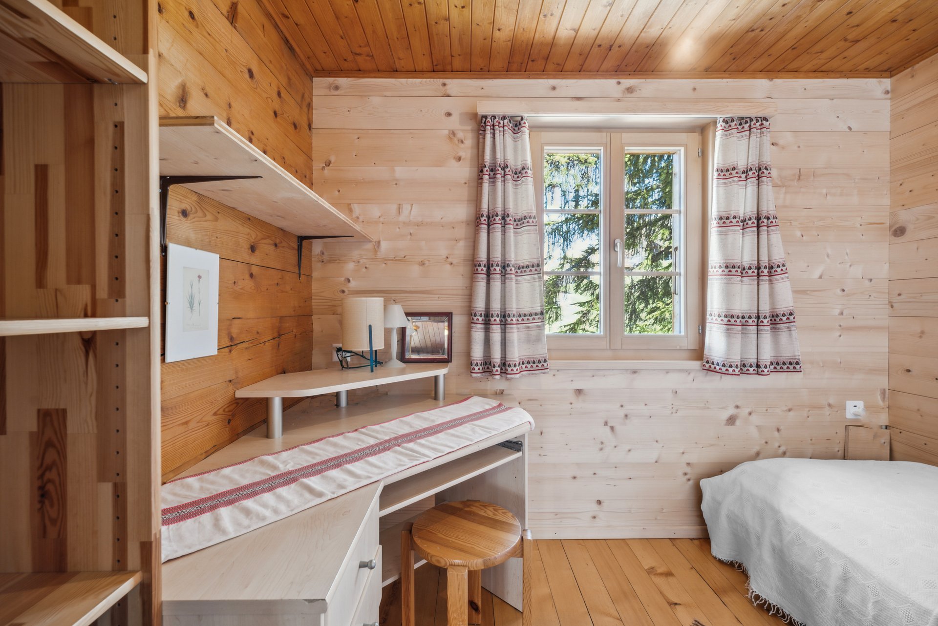 Gemütliches Holz-Schlafzimmer mit Fenster