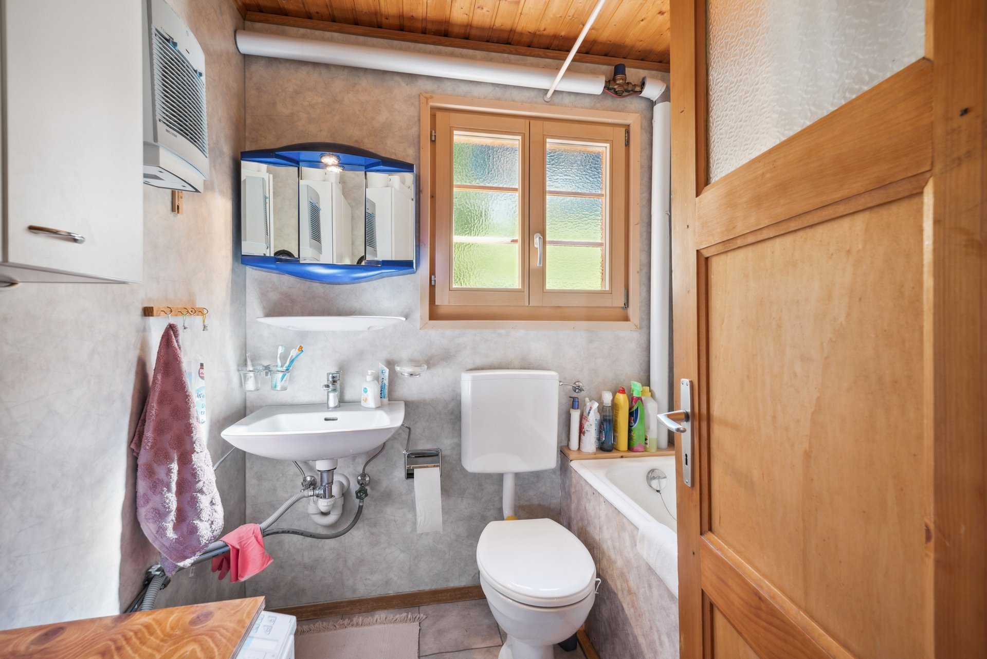 Kleines Badezimmer mit Dachfenster und WC