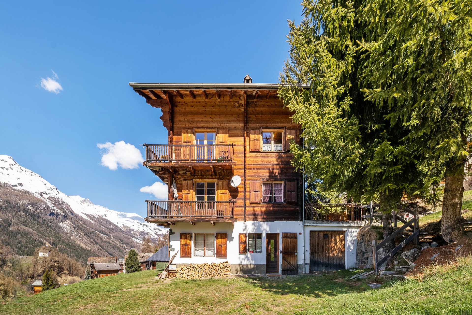 Holzchalet in alpiner Hanglage