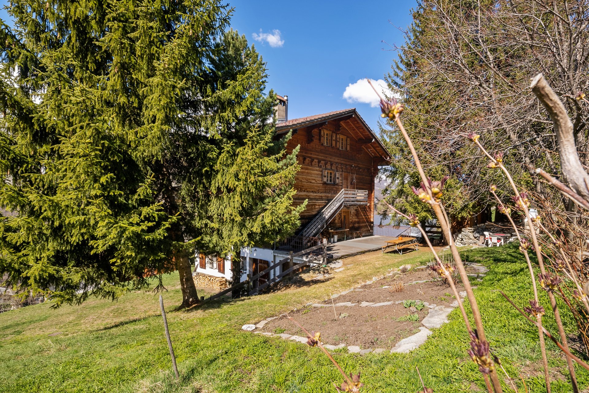 Alpines Holzhaus mit Garten