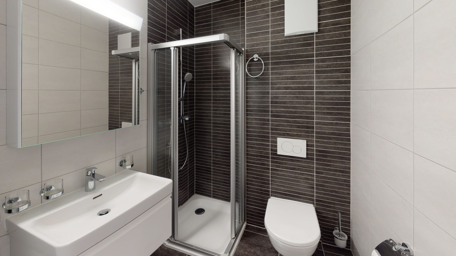 Modernes Badezimmer mit Dusche und WC