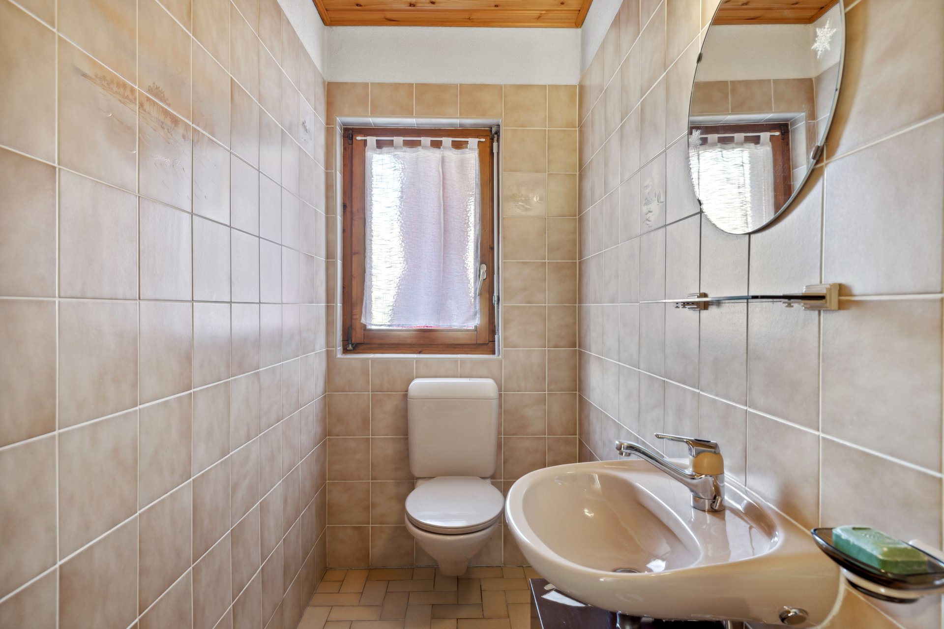 Kleines Gäste-WC mit Fenster