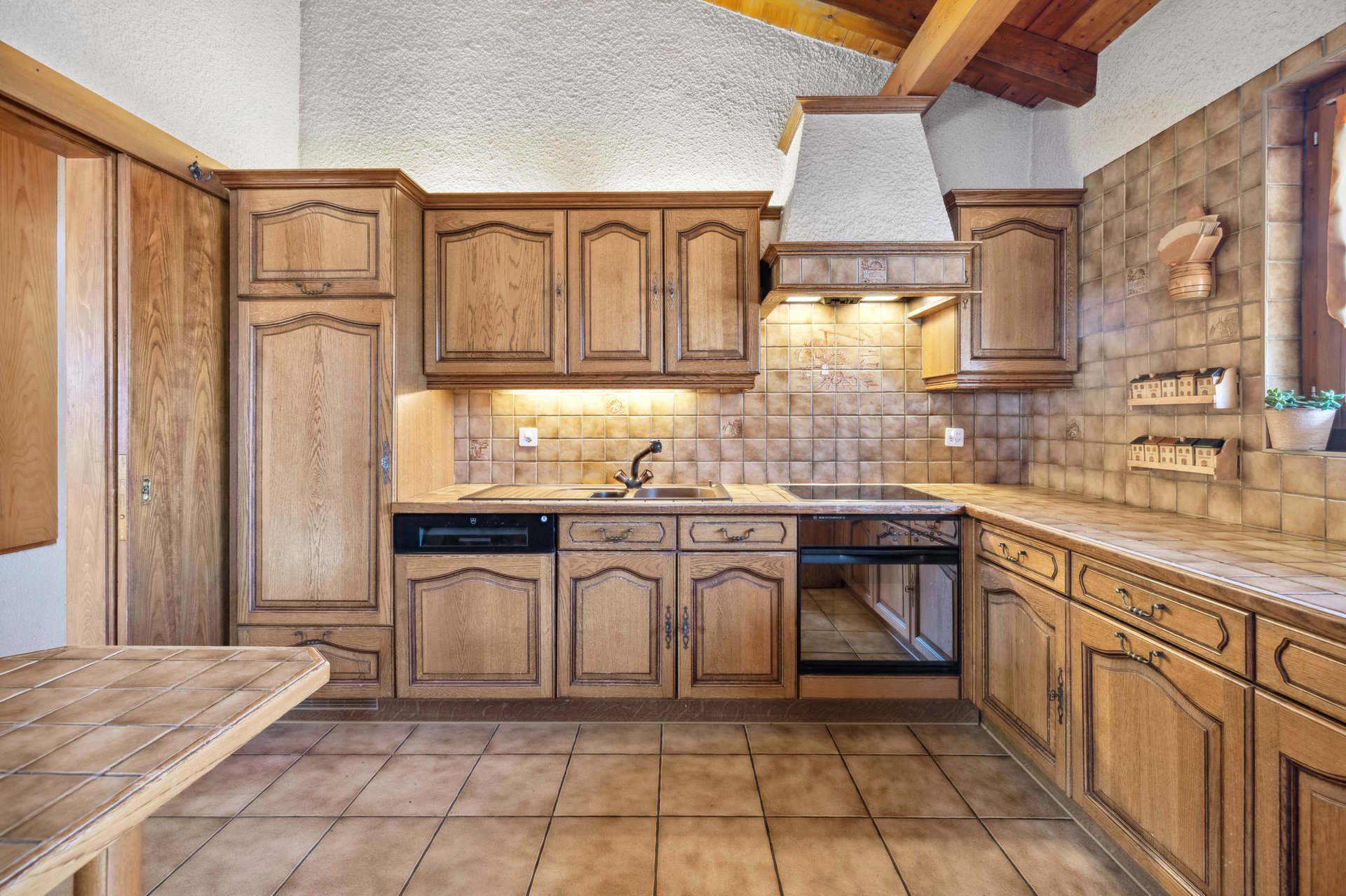 Rustikale Landhausküche mit Holzfronten
