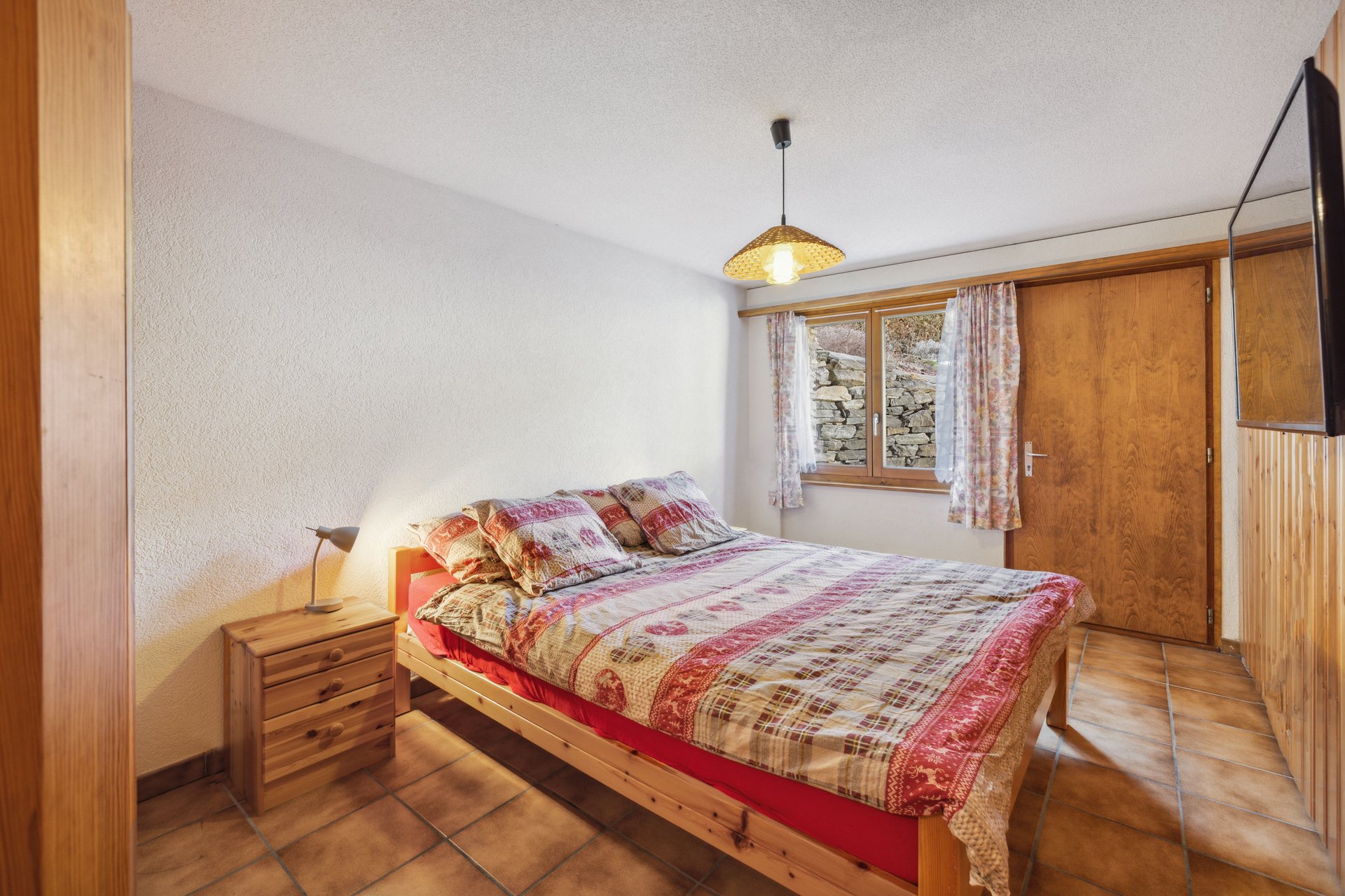 Rustikales Schlafzimmer mit Holzdetails