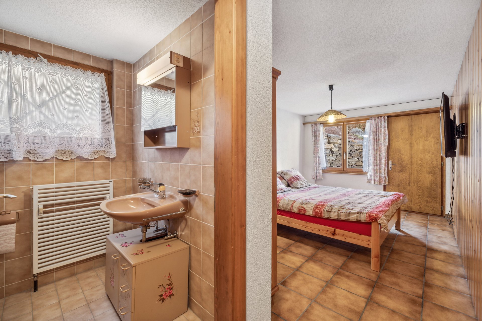 Rustikales Schlafzimmer mit Badnische
