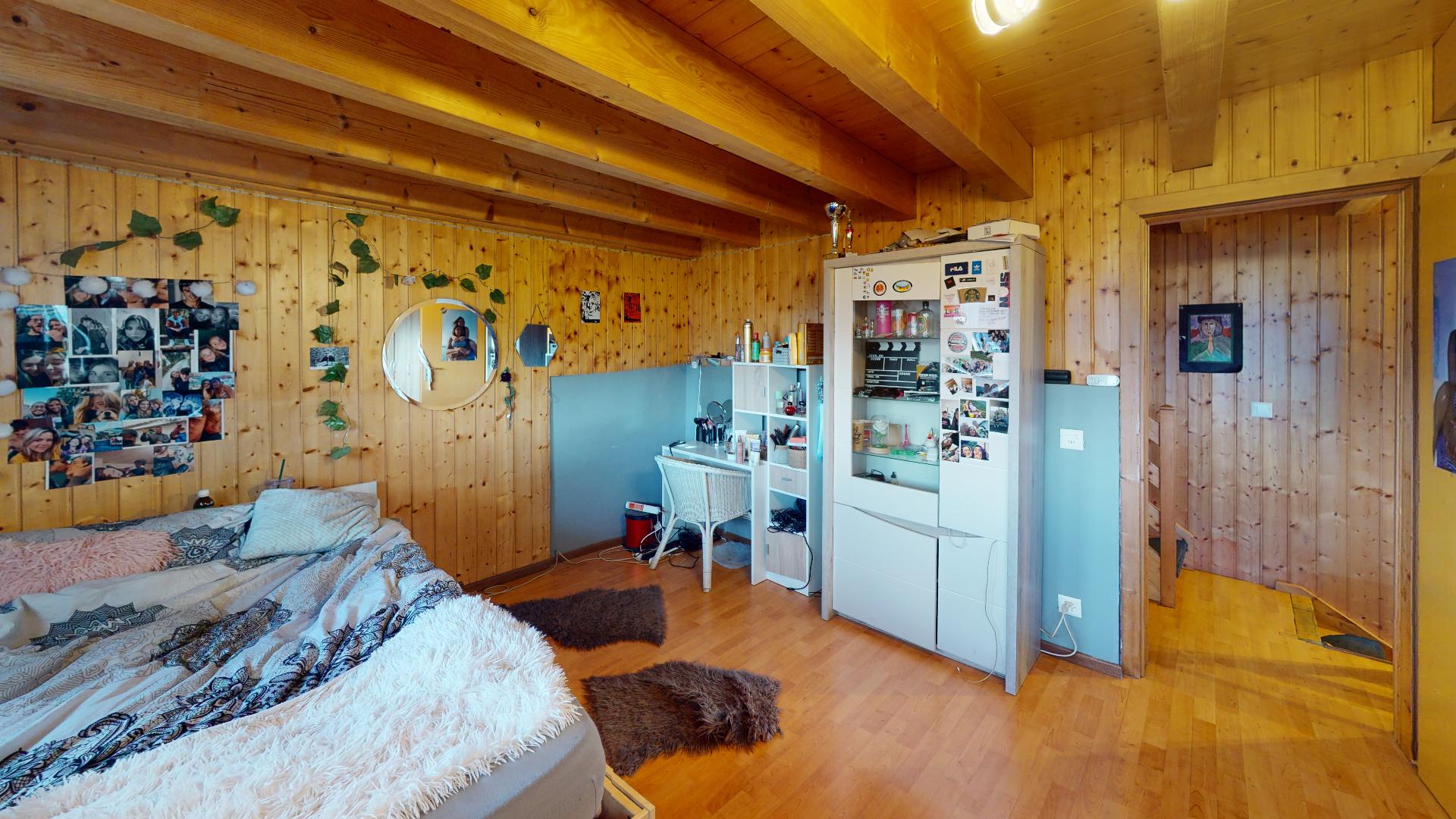 Gemütliches Holzschlafzimmer mit Arbeitsbereich